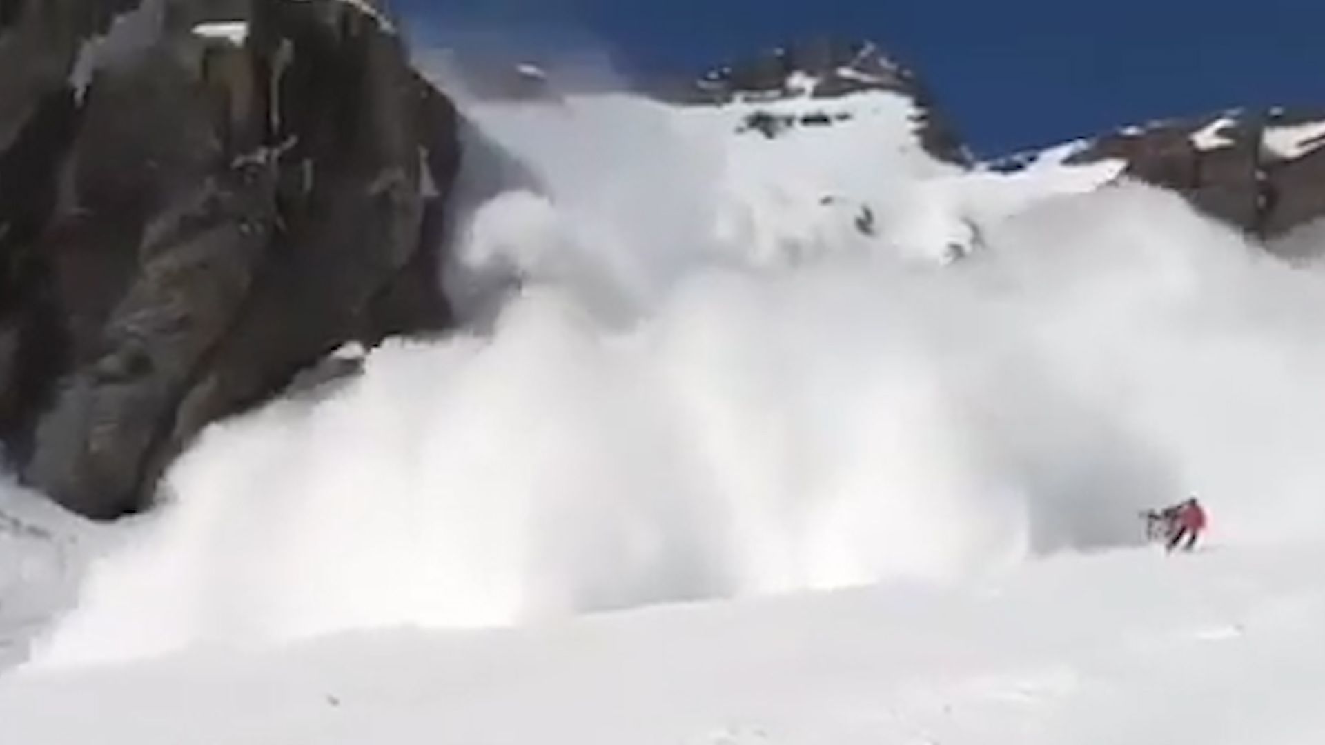 Lyžař natočil pád laviny ve švýcarském střediskuCrans-Montana.