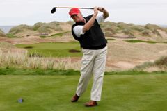 Trump si v Bílém domě nechal postavit golfový simulátor za milion. Zaplatil si ho sám