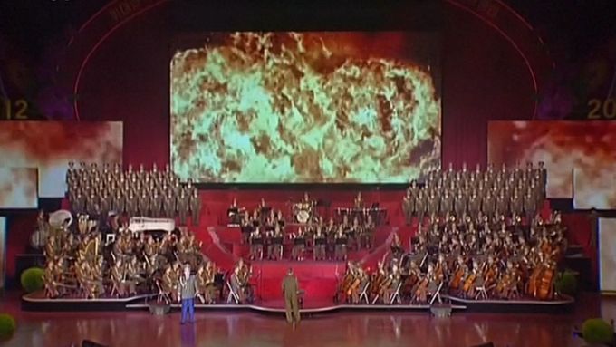 Hudební vystoupení na oslavě výročí narozenin zakladatele Severní Koreje Kim Ir-sena vrcholilo záběry raket dopadajících na USA.