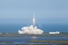 SpaceX vyšle svou raketu Falcon 9 do kosmu až v neděli, ponese komunikační satelity