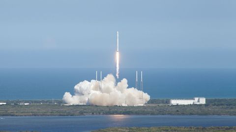 Lidé vizionáře Muska jásali. Raketa Falcon 9 vynesla satelity a vrátila se na Zemi