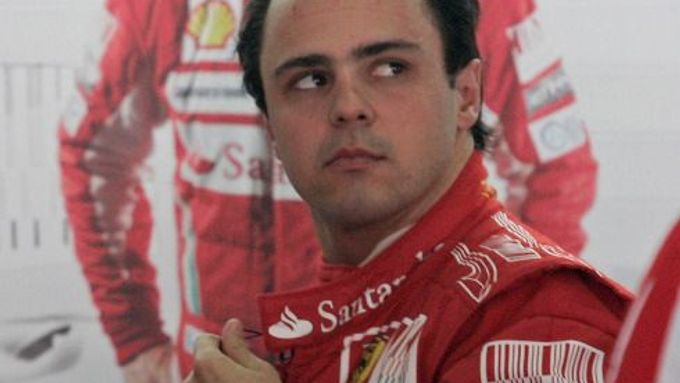 Pilota F1 Felipe Massu budou moci spatřit Češi při otevření nového salonu Ferrari