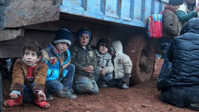 Syrské děti čekají, zda se dostanou do Turecka.