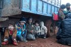 Syrské děti čekají, zda se dostanou do Turecka.