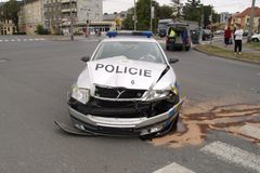 Policejní honička na Vsetínsku. Zdrogovaný muž se zákazem řízení naboural do policejního auta a ujel
