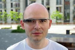 Dva týdny s Google Glass. Časté nabíjení a pálení za uchem