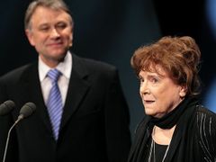Vlasta Chramostová si přišla pro zvláštní Cenu kolegia. Na pódiu Národního divadla pak odrecitovala báseň.