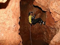 Jednou z disciplín dobrodružně-vytrvalostních závodů bývá i jeskyňaření.