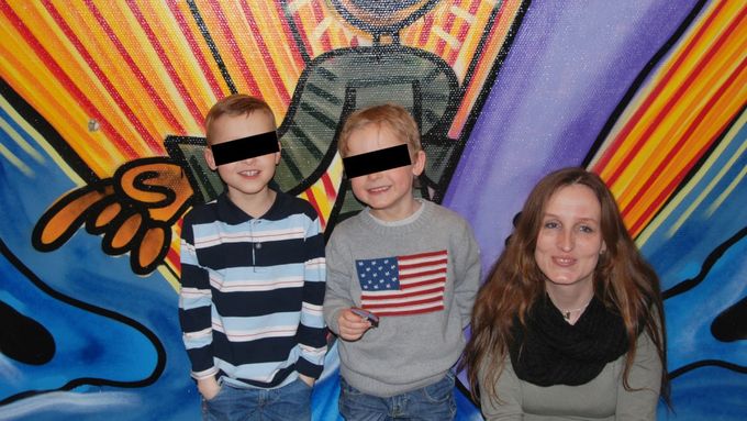 Matka se syny, které jí odebraly norské úřady.