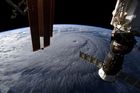 Fotka pořízená z Mezinárodní vesmírné stanice astronautem Rickym Arnoldem ve středu ráno ukazuje oko hurikánu Lane poblíž americké Havaje. Jeho sílu úřady v pátek přehodnotily ze čtvrté na třetí úroveň celkem pětistupňové škály.