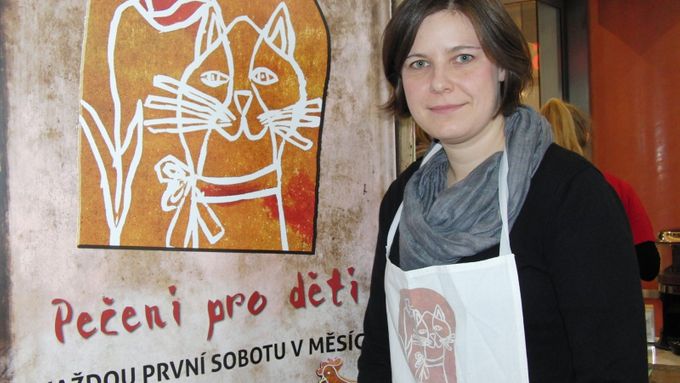 Barbora Petrtýlová stojí už 15 let každou první sobotu u charitativního stánku s pečivem.