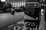 Symboly londýnské dopravy, červené doubledeckery, zajišťují jednu z nejrozsáhlejších autobusových sítí na světě.