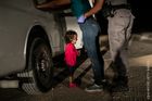 Šance, že plačící holčička získá v USA azyl, je malá, říká vítěz World Press Photo