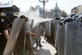 Foto: Mrtvý a sto raněných. Krvavý útok na policii v Kyjevě