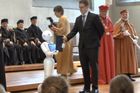 Neobvyklá promoce: Diplomy v Betlémské kapli předával robot Pepper