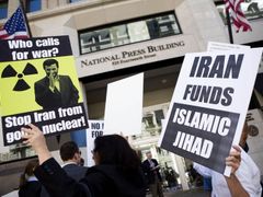 Když loni Mahmúda Ahmadínežáda na okraj jeho návštěvy v sídle OSN pozvala newyorská Columbia University, aby v debatě obhajoval své postoje, mnoho lidí vyšlo protestovat do ulic