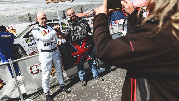 I když Daniel Landa obsadil v Rallye Šumava Klatovy až 34. místo, co se mediální pozornosti týče, patřil mezi největší hvězdy servisní zóny v Janovicích nad Úhlavou.