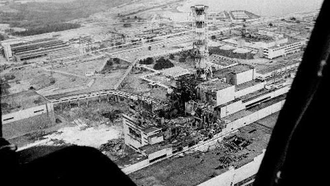 Archivní fotografie černobylské elektrárny pořízená několik dní po největším jaderném neštěstí na světě, při kterém 26. dubna 1986 explodoval jeden ze čtyř reaktorů této elektrárny