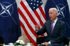 Biden: Putin sliboval mír a dodal tanky, USA pomůže Ukrajině