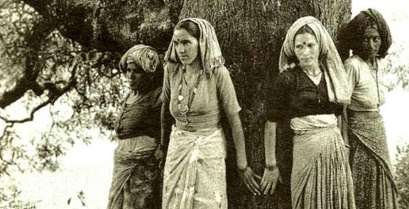 Hnutí indických žen Chipko, které v roce 1973 bránily vlastním tělem stromy v Himalájích.