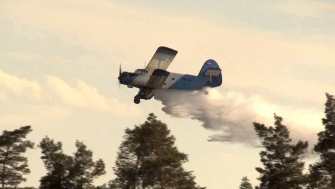 Na Mladoboleslavsku hoří louky a lesy, hasiči zasahují pomocí vrtulníku a letadel