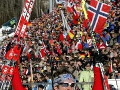 Michal Šlesingr se raduje ze stříbrné medaile na MS biatlonistů.