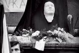 Na výstavě k 55. výročí Palachova činu, jehož cílem bylo vyburcovat národ z letargie a pasivity, je k vidění také tato fotografie Daniely Sýkorové. Snímek zachycuje posmrtnou masku Jana Palacha.
