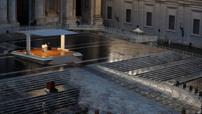 Papež se modlil před liduprázdným náměstím. Bouře odhalila naše falešné jistoty, řekl