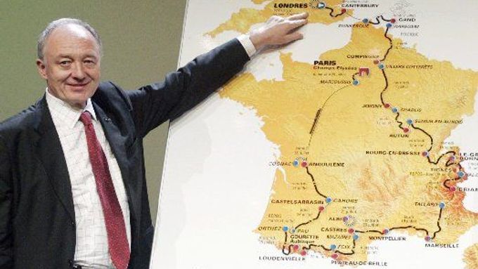 Londýnský starosta Ken Livingstone hrdě ukazuje na mapě místo startu slavné Tour de France.