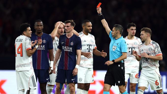Luis Díaz (úplně vlevo) z Bayernu byl na hřišti PSG po dvou gólech vyloučen.