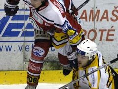 Martin Čech z Pardubic (vlevo) v souboji s Peterem Jánským z Litvínova v utkání 52. kola hokejové extraligy.
