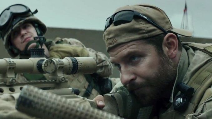 Bradley Cooper ve filmu American Sniper.