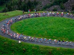 Pleoton šplhající serpentinami na jeden z pěti vrcholů 17. etapy Tourd de France.