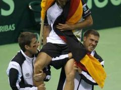 Němečtí tenisté Alexander Waske (vlevo) a Michael Kohlmann (vpravo) nesou na ramenou Tommyho Haase, který v zápase s Chorvatem Ljubičičem rozhodl o postupu Německa.