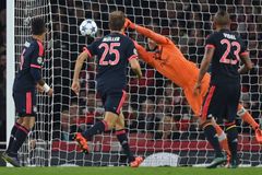 Čech vrátil Arsenal do hry o postup, v Leverkusenu padlo osm gólů