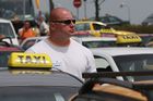 Mezi taxikáři v Ruzyni přituhuje. Potyčky řeší policie