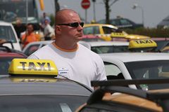 Taxikáři neplatí pokuty. Praha jim bude zabavovat auta