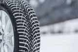 Podívejte se na deset rad od instruktora bezpečné jízdy. Norbert Mikulec nám je ukázal v Peci pod Sněžkou, kde tuzemské zastoupení BMW pořádá bezplatné kurzy jízdy v zimních podmínkách. 

1. Udržujte auto v náležitém stavu. 
Nezbytností jsou zimní pneumatiky s hloubkou vzorku alespoň čtyři milimetry, nicméně každý milimetr navíc pomůže. Lepší pneumatiky mějte nasazené na zadních kolech. Důležitá je rovněž správně seřízená geometrie kol a bezvadné brzdy.