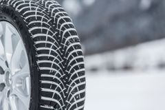 Nové zimní pneumatiky zatím oproti loňsku nezdražily. Cenový vrchol přijde zhruba za měsíc