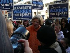 Elizabeth Warrenová usilovně zdraví všechny voliče, kteří ji přišli podpořit. Třese si s nimi rukama a děkuje za hlas. I dětem, které ještě nemohou volit.