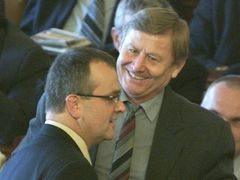Předseda KSČM Miroslav Grebeníček se v parlamentu 1. dubna směje na Miroslava Kalouska. Díky tomu, že se komunisté zdrželi hlasování, návrh ODS a KDU-ČSL na vyslovení nedůvěry vládě neprošel.