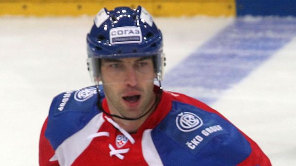 Hokejista Lva Praha Zdeno Chára v utkání KHL proti SKA Petrohradu.