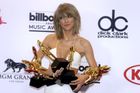 "Je to báječná noc," prohlásila Swift, když přebírala v pomyslném žebříčku nejhodnotnější cenu, tedy titul nejlepší umělkyně.