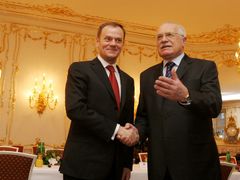 Donald Tusk se v Praze setkal nejprve s prezidentem Klausem