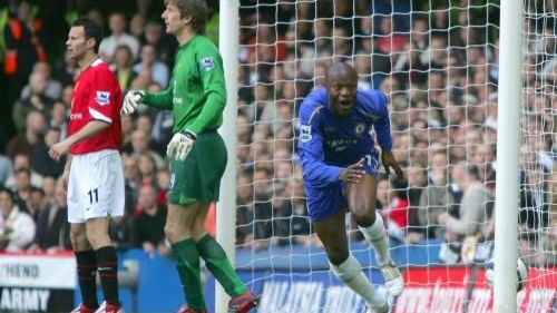 William Gallas z Chelsea běží vstříc oslavám gólu proti Manchesteru United během utkání anglické ligy na Stamford Bridge.