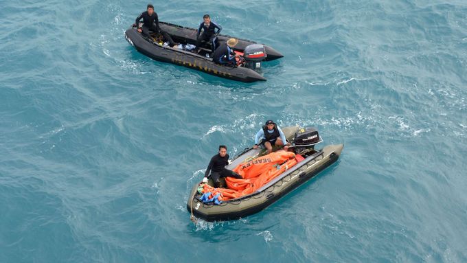 Foto: Čtyři potápěči vytáhli poklad. Vysvětlí smrt 162 lidí?