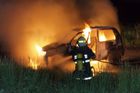 Při hašení požáru auta na Benecku našli ohořelé tělo