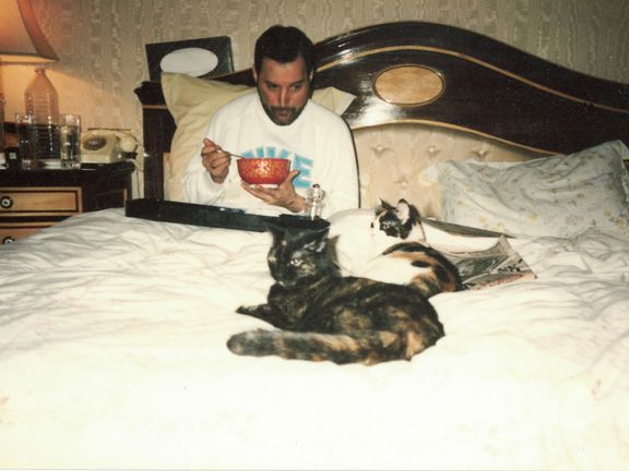 Poslední fotka Freddieho a mistička, která je pro Tomáše nejcennějším kouskem sbírky. "Každá věc má svůj příběh, a právě ty mě baví."