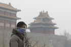 Peking dusí smog, auta budou smět jezdit jen obden