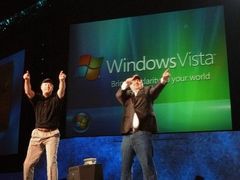 Brian Valentine a Kevin Johnson ze společnosti Microsoft představují Windows Vista na konferenci Microsoft Global Business v Atlantě 21. července 2005